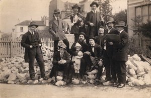 La Ruche önündeki sanatçılar, Montparnasse, 1914. by Unbekannt
