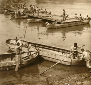 Bir duba köprüsünün montajı, c1914-c1918 by Unbekannt