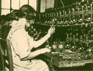 Abonelere Dağıtıma Hazır Yeni Otomatik Telefonların Montajı, c1930. by Unbekannt