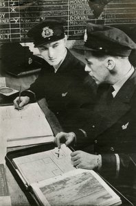 BOAC seyrüsefer görevlileri bir uçuş planı hazırlıyor, II. Dünya Savaşı, c1939-c1944 1946. by Unbekannt