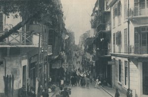 Doğudan Batıya Koşan Kalabalık Bir Ticaret Otoyolunun Balkonlu Binaları, c1935 by Unbekannt