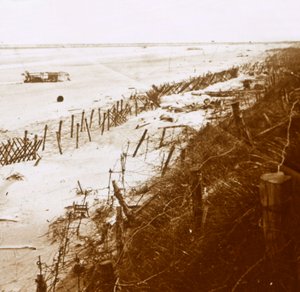 Sahilde dikenli tel bariyerler, Nieuwpoort-Bad, Flanders, Belçika, c1914-c1918 by Unbekannt