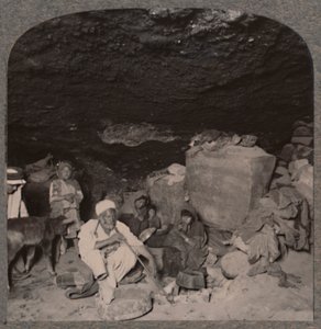 Bedevi mağara sakinleri mağaralarında, c1900 by Unbekannt