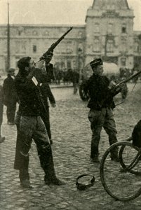 Belçikalı askeri bisikletçiler bir Alman uçağına ateş ediyor, Birinci Dünya Savaşı, 1914-1918, c1920. by Unbekannt