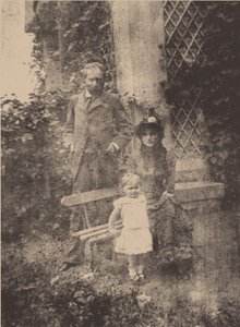 Berthe Morisot, kocası Eugène Manet ve kızları Julie, yaklaşık 1881 by Unbekannt