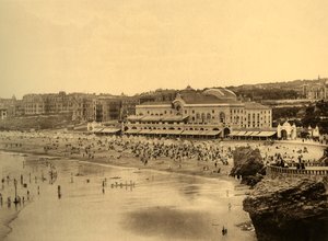 Biarritz - Kumarhane Belediyesi ve Grande Plage, c1930. by Unbekannt