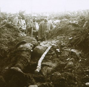 Cesetler ve mahkumlar, Les Éparges, kuzey Fransa, 1915. by Unbekannt