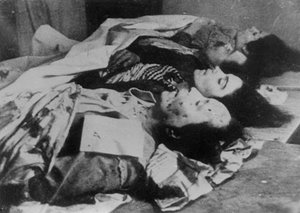 Makineli tüfekle vurulduktan sonra ortaya konan cesetler, Barselona, İspanya, İspanya İç Savaşı, c1936-c1939 by Unbekannt