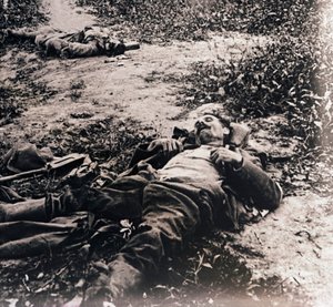 Ölü askerlerin cesetleri, c1914-c1918 by Unbekannt