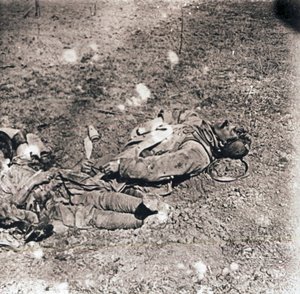 Ölü askerlerin cesetleri, c1914-c1918 by Unbekannt