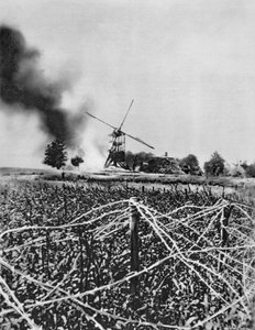 Yangın mermileri ile bir yel değirmeninin bombardımanı, Artois, Fransa, I. Dünya Savaşı, 1915 by Unbekannt