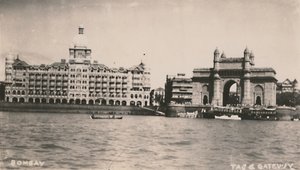 Bombay - Taj ve Ağ Geçidi, c1930. by Unbekannt