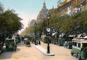 Boulevard des Italiens, Paris, caddede arabalar ve motorlu otobüsler, c1900 by Unbekannt