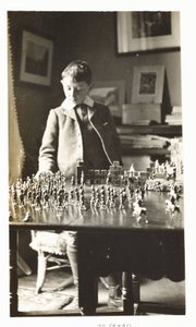 Oyuncak askerlerle oynayan çocuk, c 1912 by Unbekannt