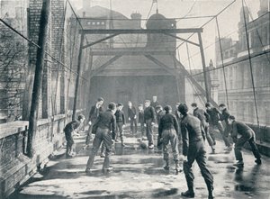 St Pauls Cathedral Choir School'un çatısında futbol oynayan çocuklar, Londra, c1901 1901 by Unbekannt