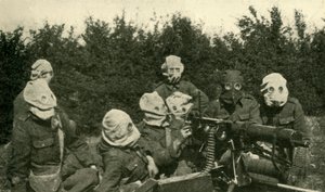 ...Gaz önleyici maskeler takan İngiliz Makineli Tüfek Bölümü, Birinci Dünya Savaşı, 1914-1918, c1920. by Unbekannt