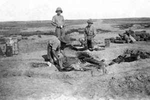 İngiliz ordusu C bölüğü yemek pişirme, Mezopotamya, Birinci Dünya Savaşı, 1918 by Unbekannt