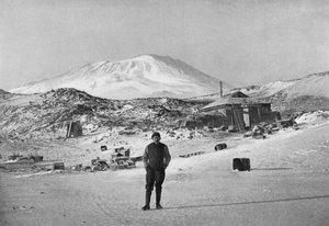 İngiliz kaşif Ernest Shackleton, Cape Royds ana kampında, Antarktika, 1908 by Unbekannt