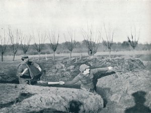 İngiliz askerleri el bombası atma alıştırması yapıyor, c1914 by Unbekannt