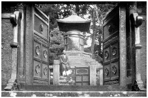 Bronz kapı ve mezar, Shiba Park, Tokyo, Japonya, 1904 by Unbekannt