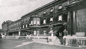 Buckingham Sarayı... Kralın öldüğü odayı gösteriyor, 1910. by Unbekannt