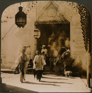 Birmanyalı bayanlar çarşıya giderken, Mandalay, Burma, 1907 by Unbekannt