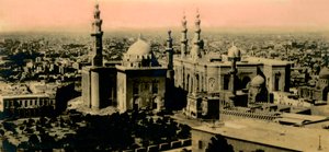 Kahire: Genel görünüm ve Sultan Hasan Camii, c1918-c1939. by Unbekannt