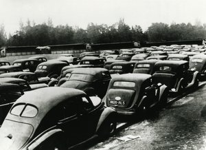 İşgalci Almanlar tarafından el konulan arabalar, Vincennes, Paris, 1940-1944 by Unbekannt