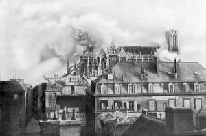 Alman bombardımanından yanan Reims Katedrali, Fransa, 1914 by Unbekannt