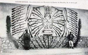 Menabha savaşından ele geçirilen silahlar, Colomb-Béchar, Cezayir, c1910 by Unbekannt