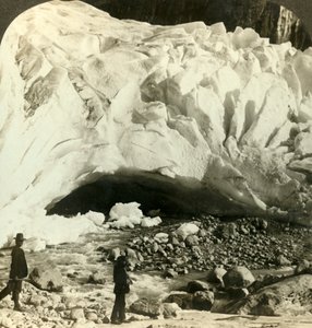 Eriyen buzun dağ selleri oluşturduğu devasa Briksdal buzulunun kavernöz ağzı, Norveç, c1905. by Unbekannt