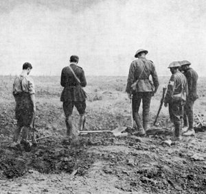 Defin partisi saygılarını sunarken tarlada defin hizmetini yürüten papaz, c1916 by Unbekannt