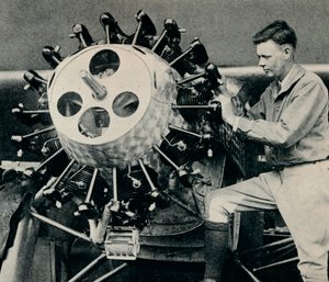 Charles Lindbergh transatlantik uçuşundan önce uçağının motorunu kontrol ediyor, 1927 c1937 by Unbekannt