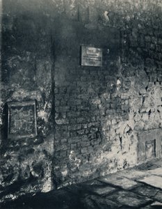 Kiralık ev. Manastırda Bir Keşiş Hücresinin Yiyecek Ambarı ve Kapısı, 1925 by Unbekannt