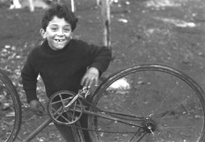 Bisiklet tamir eden çocuk, Borghetto Nomentano, Roma, İtalya by Unbekannt