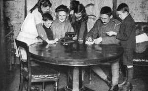 Savaş bonolarına yatırım yapmak için kumbaralarını boşaltan çocuklar, 1936 by Unbekannt