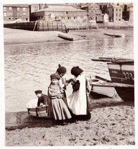 Su kenarında oynayan çocuklar, Whitby Harbour, c 1905 by Unbekannt