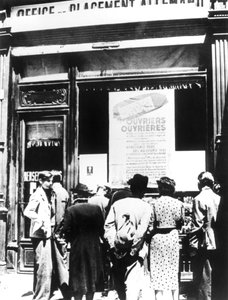 Bir Alman işçi bulma ofisi dışında Paris vatandaşları, 1940-1944 by Unbekannt