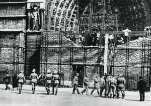 Alman işgali altındaki Paris, Notre Dame cephesinden kum torbası korumasının temizlenmesi, 1940 by Unbekannt