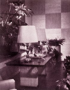 Paul T. Frankl tarafından tasarlanan geniş bir oturma odasının köşesi, 1949. by Unbekannt