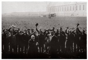 Kont Zeppelin donanma zeplin filosunun üyeleri tarafından selamlandı, Almanya, 1914-1917 1933 by Unbekannt