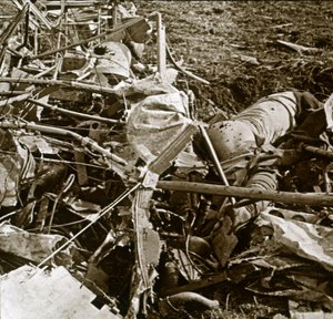 Düşen uçak, Aisne, Fransa, c1914-c1918 by Unbekannt