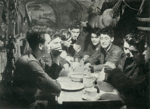 Yemek odasındaki bir İngiliz denizaltısının mürettebatı, İkinci Dünya Savaşı, 1945. by Unbekannt