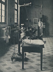 Crookes, Röntgen ve Finsen - Muhteşem X-Işınları Aparatı Kullanımı, c1925 by Unbekannt