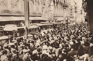 Kral George VI taç giyme törenini izleyen banka tatili sırasında Oxford Caddesi