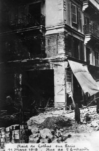 Alman Gotha bombardıman uçaklarının saldırısından sonra hasar, Paris, 11 Mart 1918 by Unbekannt
