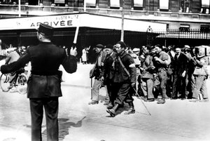 Terhis edilmiş Fransız askerleri Gare dAusterlitz