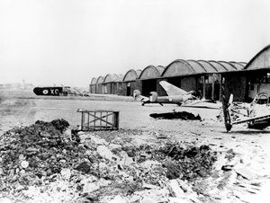 Le Bourget havaalanında, Alman işgali altındaki Paris, Temmuz 1940