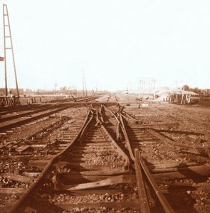 Yok edilen demiryolu rayları, Roeselare, Flanders, Belçika, c1914-c1918 by Unbekannt