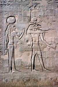 Sekhmet ve Khnum, Khnum Tapınağı, Ptolemaios ve Roma Dönemleri kabartmasının detayı by Unbekannt